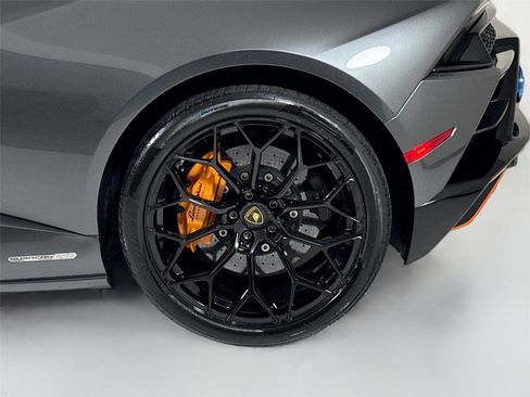Used 2020 Lamborghini Huracan EVO image 34