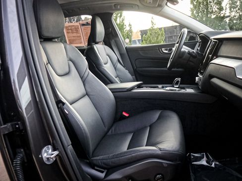 Used 2025 Volvo XC60 B5 Plus image 33