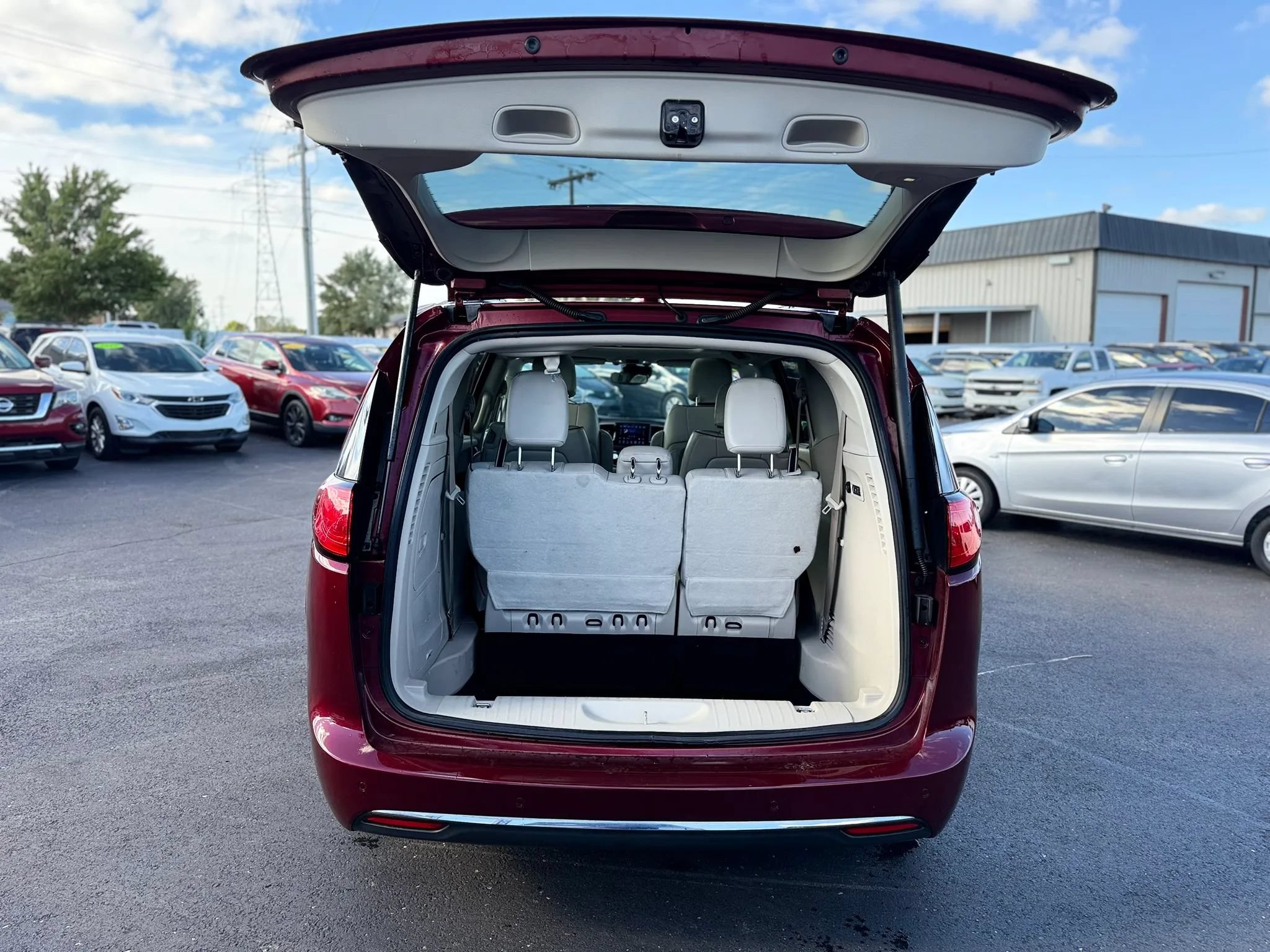 Used 2017 Chrysler Pacifica Limited w/ Advanced Safetytec Group FWD image 5