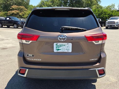 Used 2019 Toyota Highlander Limited FWD image 10