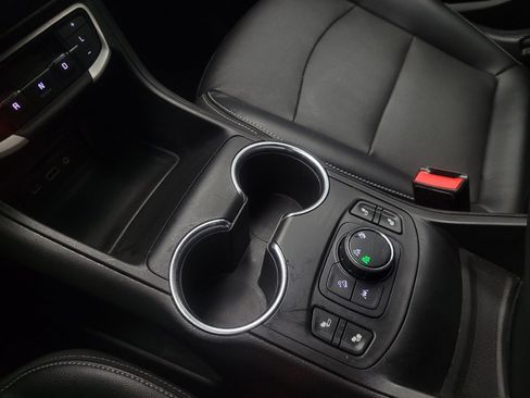 Used 2024 GMC Terrain SLT w/ Elevation Edition image 26