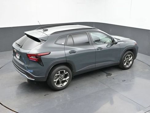 Used 2025 Chevrolet Trax LT FWD image 35