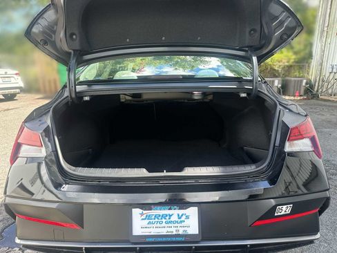 New 2025 Hyundai Elantra Limited image 21