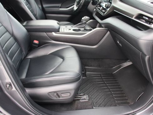 Used 2022 Toyota Highlander XLE image 21
