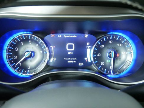 Used 2023 Chrysler Pacifica Touring-L FWD image 27