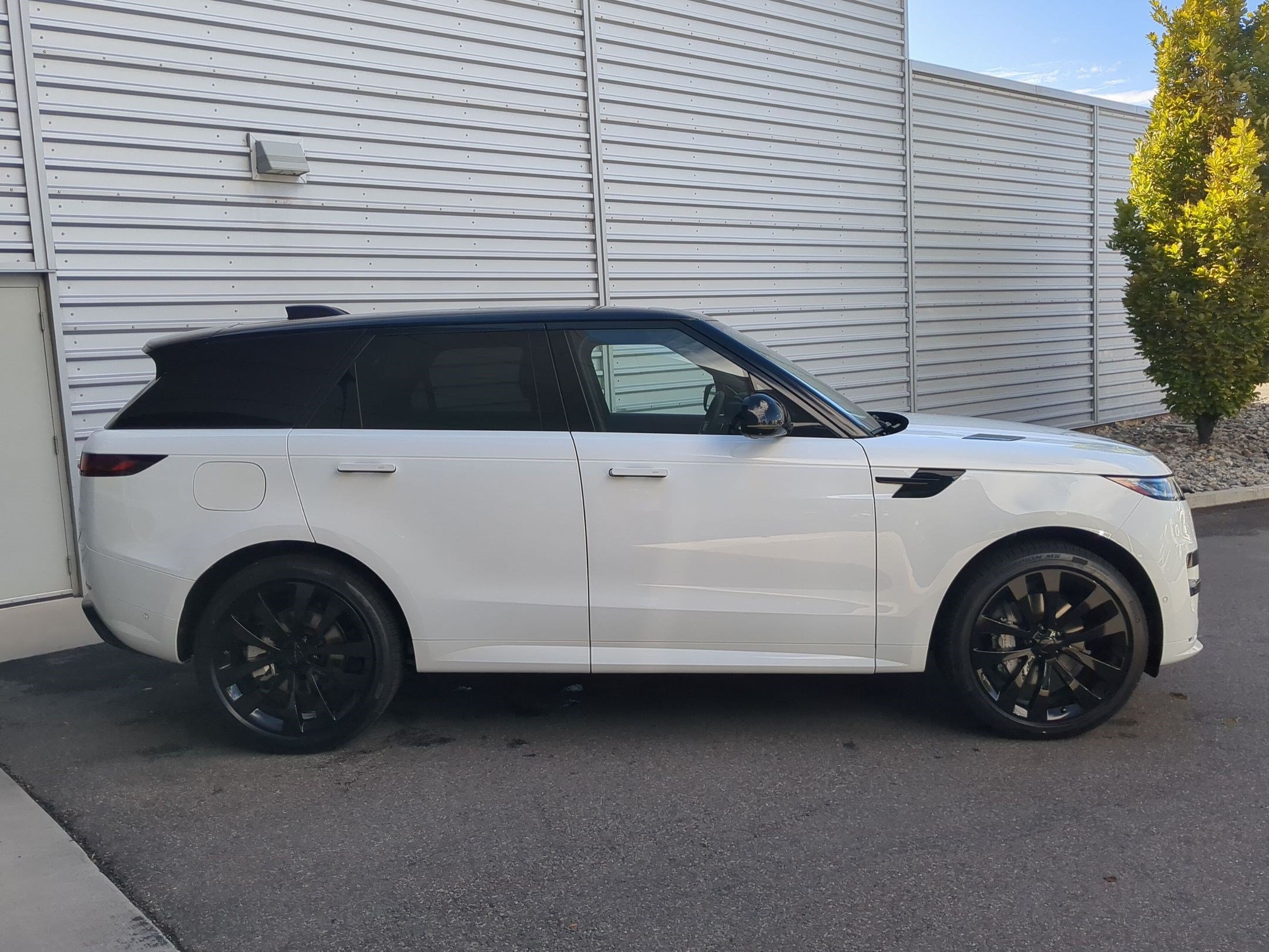 New 2027 Land Rover Range Rover Sport Dynamic SE AWD/4WD image 4