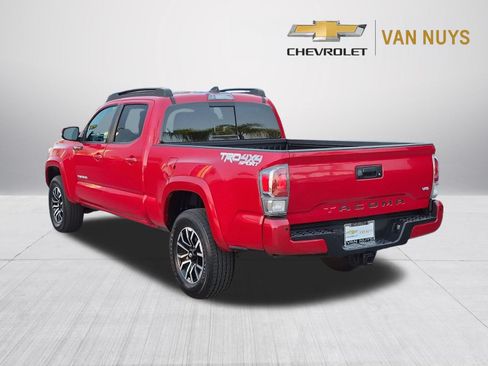 Used 2022 Toyota Tacoma TRD Sport w/ TRD Premium Sport Package AWD/4WD image 7
