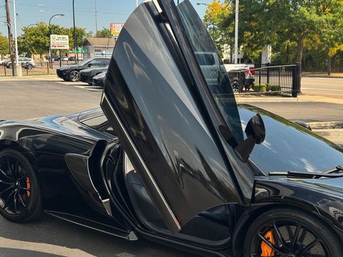 Used 2019 McLaren 570S Spider image 49