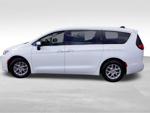 Used 2023 Chrysler Pacifica Touring-L FWD image 9
