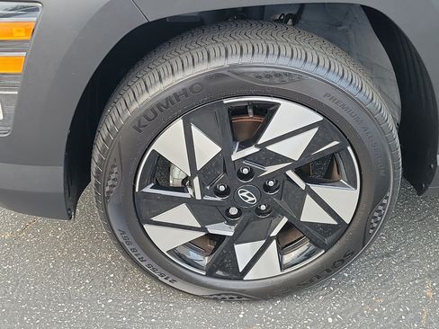 Used 2024 Hyundai Kona SEL AWD/4WD image 2