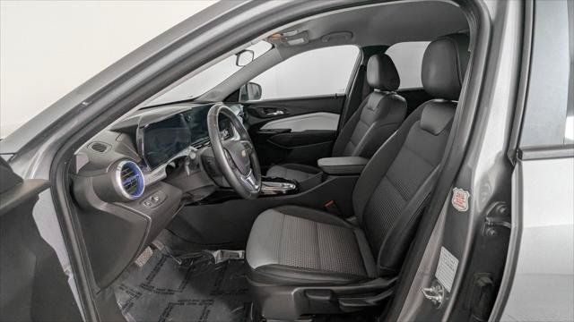Used 2025 Chevrolet Trax LT w/ LT Convenience Package FWD image 14