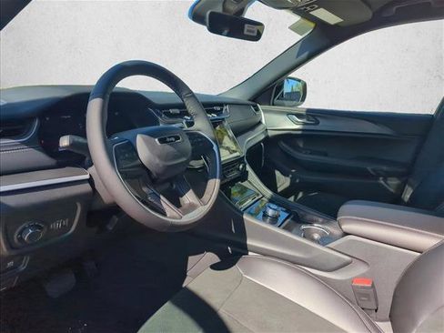 New 2025 Jeep Grand Cherokee Altitude image 3