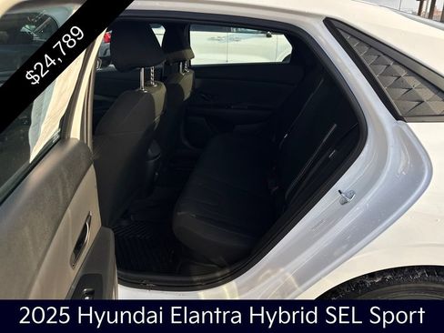 Used 2025 Hyundai Elantra SEL image 24