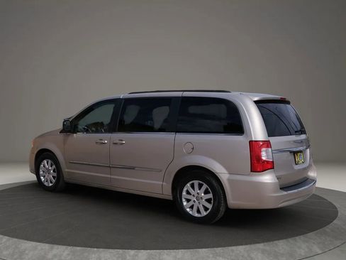 Used 2015 Chrysler Town & Country Touring image 3
