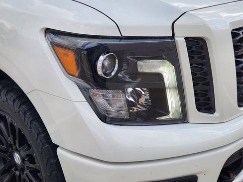 Used 2018 Nissan Titan SV w/ SV Convenience Package image 9