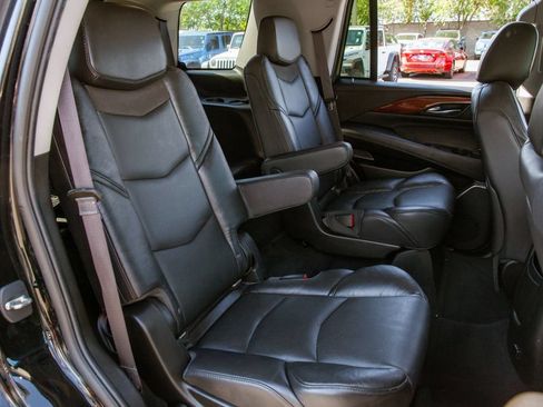 Used 2016 Cadillac Escalade Luxury AWD/4WD image 12
