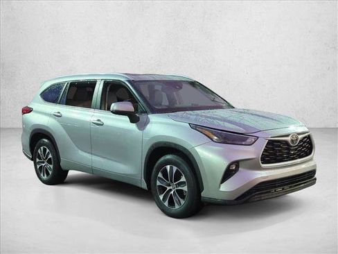 Used 2023 Toyota Highlander XLE FWD image 3