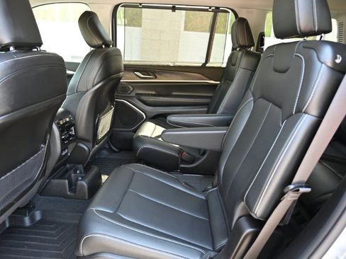 Used 2023 Jeep Grand Cherokee L Limited w/ Luxury Tech Group II AWD/4WD image 19