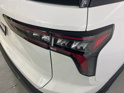 Used 2025 Chevrolet Equinox LT w/ Convenience Package II image 48