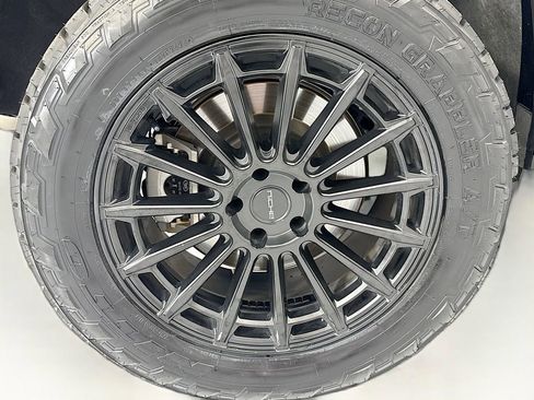 Used 2023 Land Rover Defender 110 X-Dynamic SE image 32