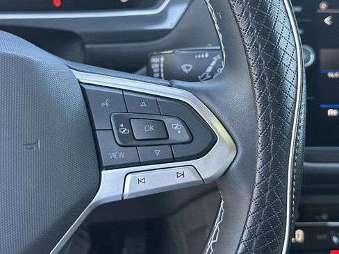 Used 2024 Volkswagen Tiguan SE image 28