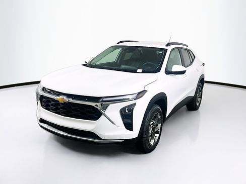 Used 2025 Chevrolet Trax LT image 3