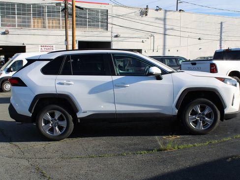 Used 2022 Toyota RAV4 LE AWD/4WD image 3