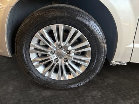Used 2015 Chrysler Town & Country Touring-L w/ Driver Convenience Group FWD image 37