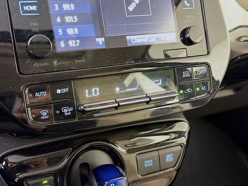 Used 2018 Toyota Prius Three w/ Advanced Technology Package image 20