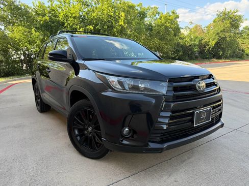 Used 2019 Toyota Highlander SE w/ Nightshade Edition FWD image 9