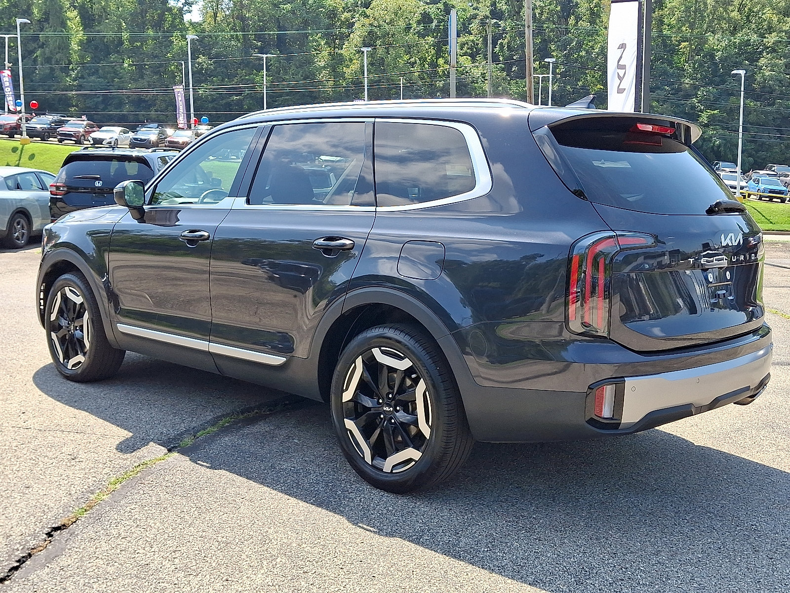 Used 2025 Kia Telluride EX w/ EX Captain's Chair Package AWD/4WD image 4