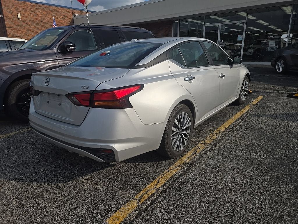 Used 2024 Nissan Altima 2.5 SV FWD image 2