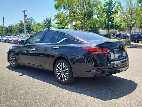 Used 2023 Nissan Altima 2.5 SV w/ SV Premium Package FWD image 3