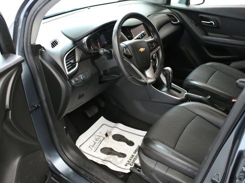 Used 2022 Chevrolet Trax LT w/ LT Convenience Package image 22