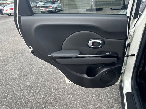 Used 2017 Kia Soul + image 21