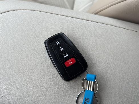 Used 2019 Toyota Camry XLE image 22