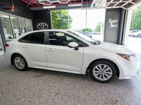 Used 2025 Toyota Corolla LE w/ LE Premium Package FWD image 5