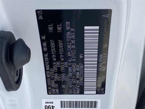 Used 2025 Toyota Sienna XLE image 14