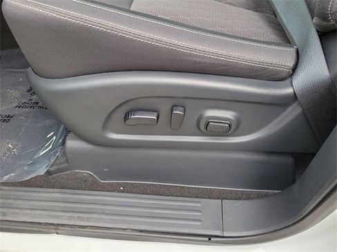 Used 2024 Nissan Titan SV w/ SV Convenience Package image 12