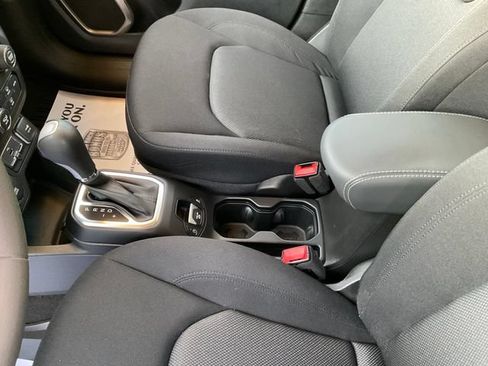 Used 2023 Jeep Renegade Latitude AWD/4WD image 17