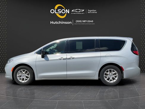Used 2024 Chrysler Pacifica Touring-L FWD image 10