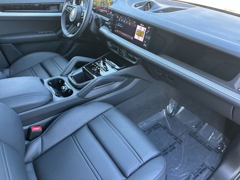 Certified 2025 Porsche Cayenne Coupe AWD/4WD image 17
