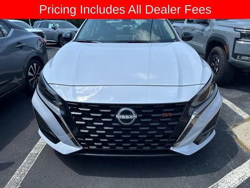 Used 2025 Nissan Altima 2.5 SR w/ SR Premium Package FWD image 2