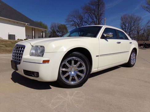 Used 2010 Chrysler 300 Touring image 2