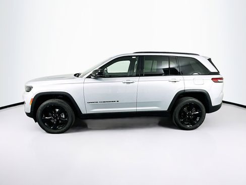 Used 2023 Jeep Grand Cherokee Altitude image 4