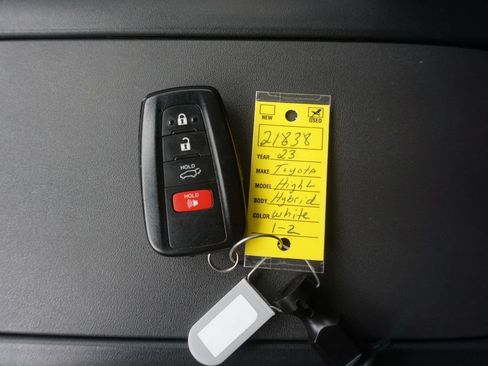 Used 2023 Toyota Highlander XLE AWD/4WD image 32