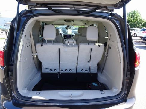 Used 2017 Chrysler Pacifica Premium image 30