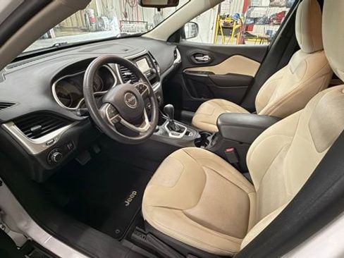 Used 2017 Jeep Cherokee Sport AWD/4WD image 15