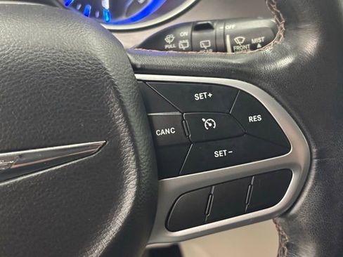 Used 2020 Chrysler Pacifica Touring-L FWD image 22