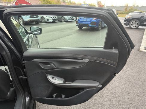 Used 2017 Chevrolet Impala LT w/ Convenience Package image 15